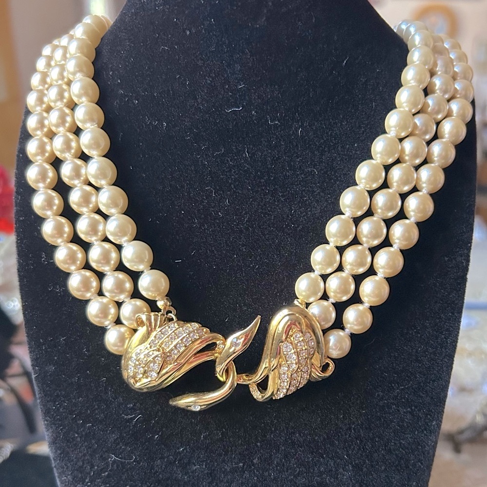 Vintage faux peal 3 strand necklace.
Approx 26" long. designer: Uksana